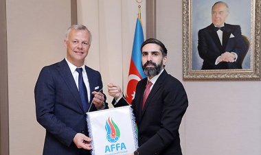 Rövşən Nəcəf UEFA Hakimlər Komitəsinin üzvü ilə görüşdü