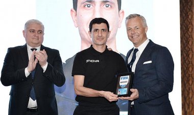 FİFA hakimlərimizə emblemləri məşhur Byörn Köypers təqdim etdi