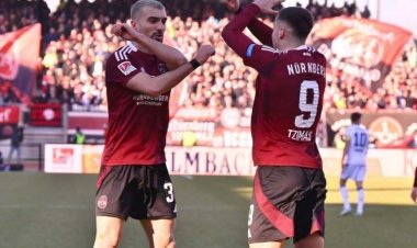 Komanda yoldaşı Mahirin keçidinin baş tutmamasına görə sevinir