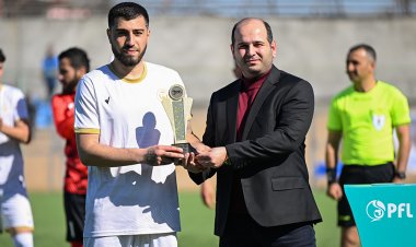 Peşəkar Futbol Liqası "Şəmkir"in futbolçusunu mükafatlandırdı