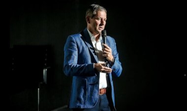 Frank De Blekere məllim, Belçikada "Daldan atılan daş..." məsəli var?