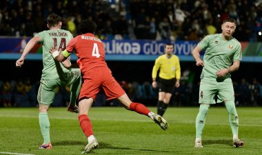 Belarus futbolçuları da Bakıda qələbəni bayram etdilər - VİDEO