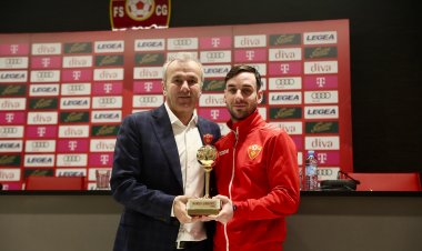 Milli assosiasiya "Qarabağ"ın futbolçusuna hədiyyə təqdim etdi