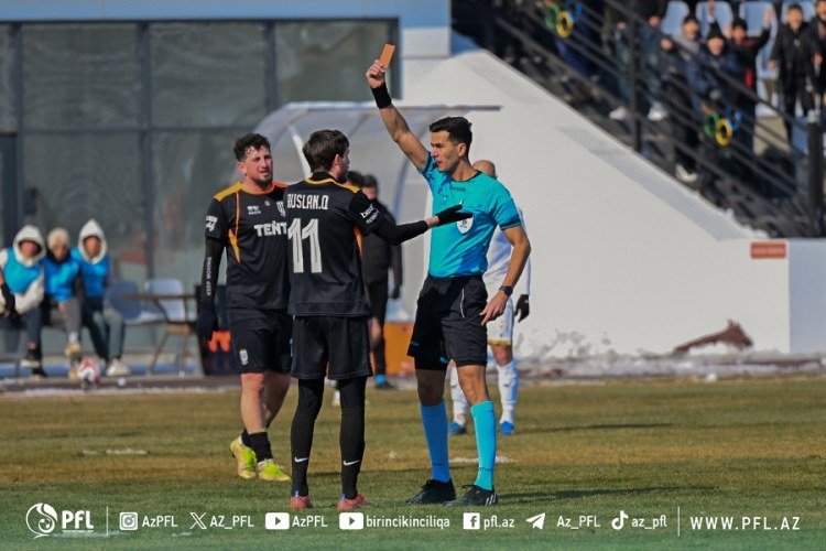 Azərbaycana qayıdan millimizin sabiq futbolçusu debütdə hakimi söyərək meydandan qovuldu