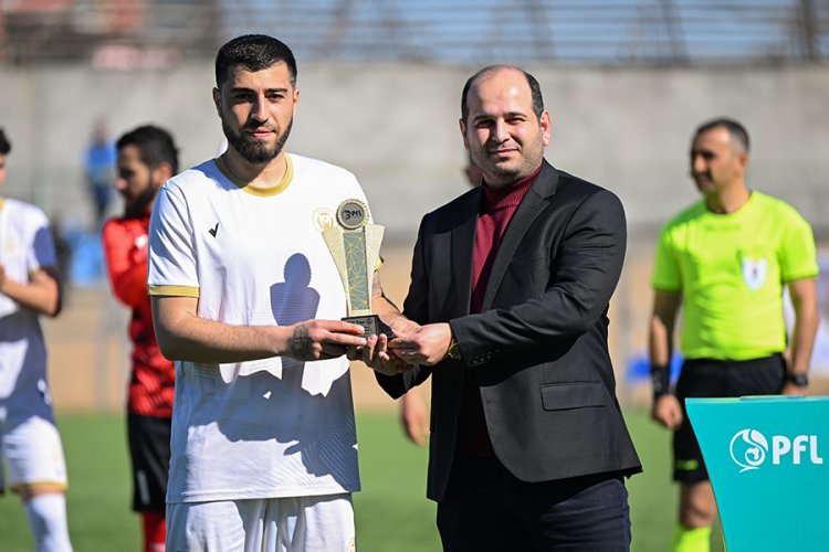 Peşəkar Futbol Liqası "Şəmkir"in futbolçusunu mükafatlandırdı