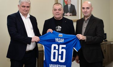 Yaşar Vahabzadəni 65 illik yubileyi münasibətilə təbrik etdilər