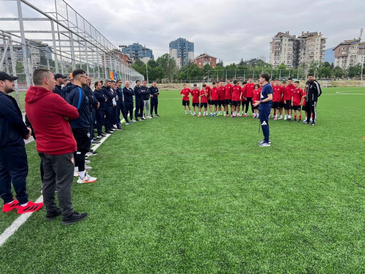 "Qarabağ"ın məşqçisi Skopyedə 15 ölkə təmsilçisinə seminar keçdi