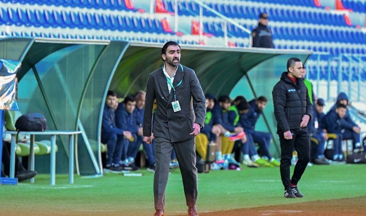 Vaqif Cavadov iki ayağını bir başmağa dirəyib pulunu istəyincə...