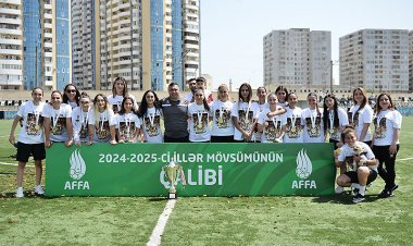 Ölkə çempionu olan "Neftçi"yə kubok və medallar təqdim edildi