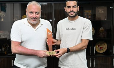 PFL-in prezidenti Elxan Səmədov Emin Mahmudovu mükafatlandırdı