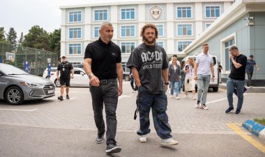 Qurban Qurbanov dünya şöhrətli azərbaycanlı döyüşçü ilə görüşdü 