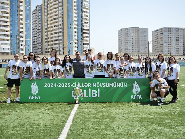 Ölkə çempionu olan "Neftçi"yə kubok və medallar təqdim edildi