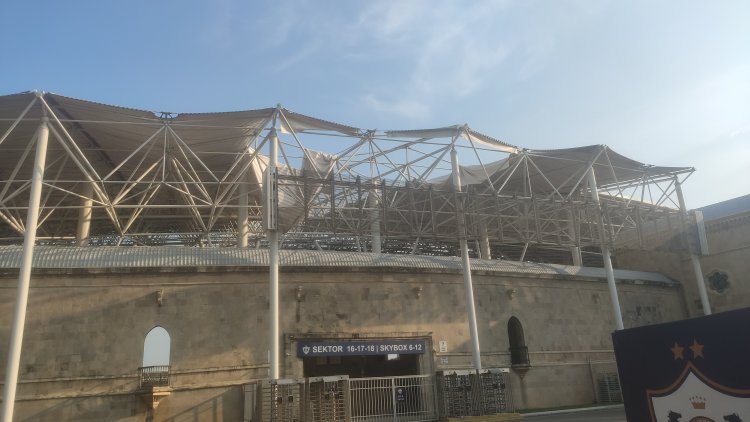 Respublika stadionunun tavan örtüyü yararsız hala düşdü - FOTOLAR