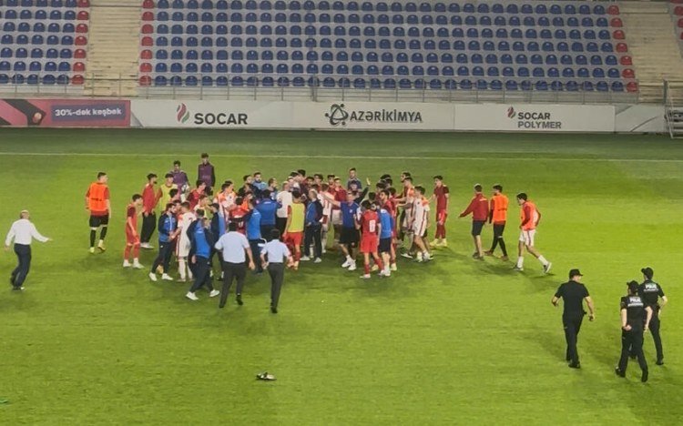 Yığmamızın matçında kütləvi DAVA: Əlbəyaxa oldular - VİDEO