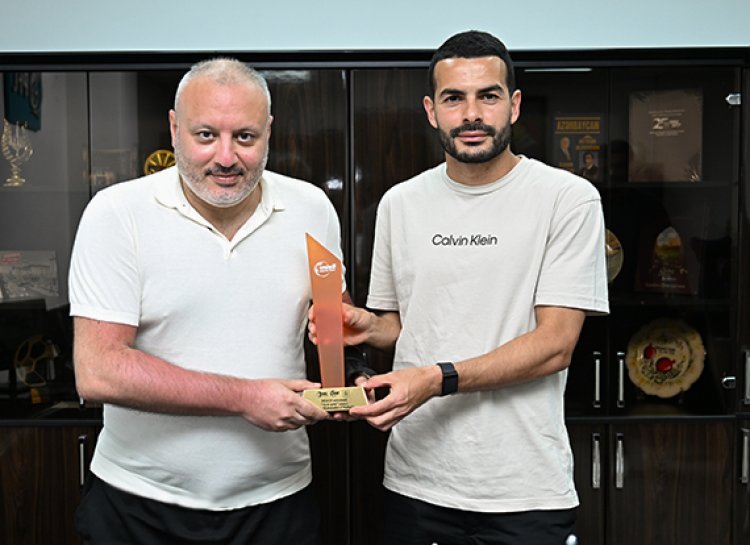 PFL-in prezidenti Elxan Səmədov Emin Mahmudovu mükafatlandırdı