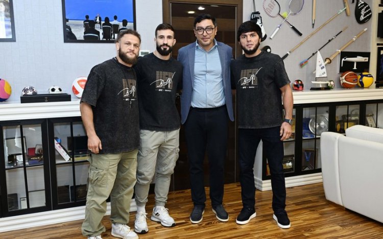 Fərid Qayıbov UFC-də döyüşəcək Azərbaycan idmançıları ilə görüşüb