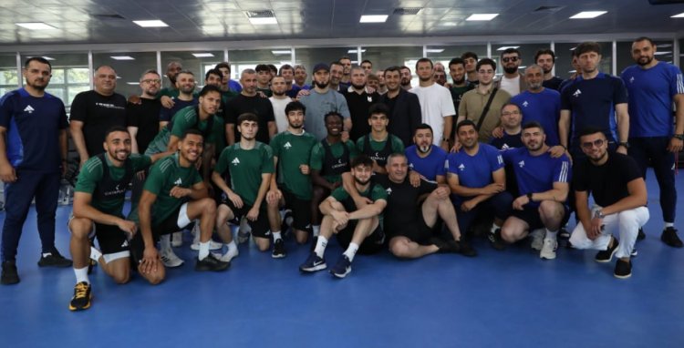 Məşhur döyüşçülər "Qarabağ"ın futbolçuları ilə görüşdülər