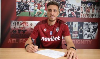 "Sabah"dan ayrılan futbolçu Yunanıstan klubuna transfer edildi