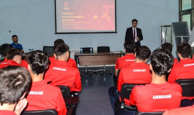 Millinin futbolçularına danışılmış oyunlarla bağlı sessiya keçirildi