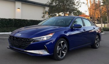 Milli komandamızın futbolçusu məşqçisinə maşın hədiyyə etdi