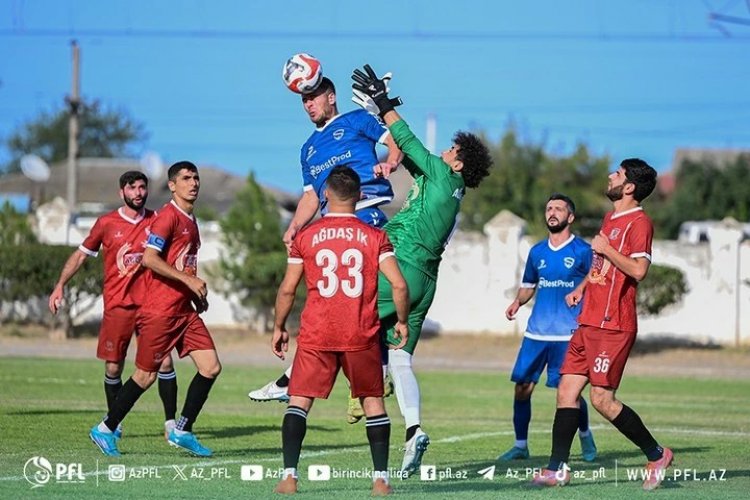 Hakimləri söyən futbolçu və baş məşqçinin cəzası açıqlandı