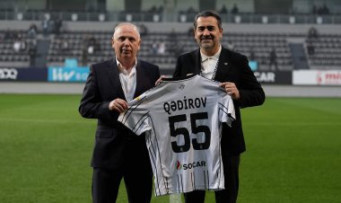 "Neftçi" rəhbərliyi 55 illik yubileyi münasibətilə Qədirovu təbrik etdi