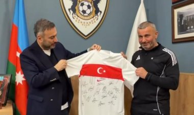 Türkiyə millisinin üzvlərindən Qurban Qurbanova hədiyyə - VİDEO