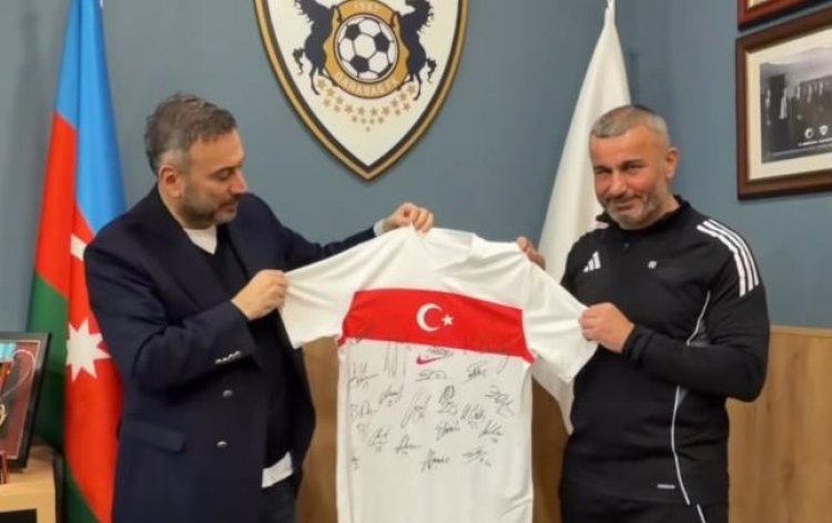 Türkiyə millisinin üzvlərindən Qurban Qurbanova hədiyyə - VİDEO