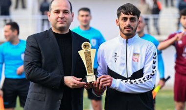 Peşəkar Futbol Liqası "Şəmkir"in futbolçusunu mükafatlandırdı 