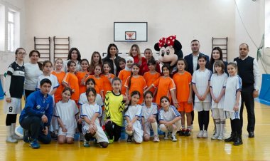 Azərbaycan millisinin futbolçuları məktəbdə şagirdlərlə görüşdülər