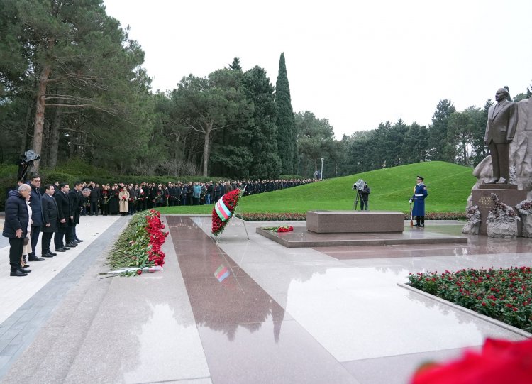  AGİN nümayəndələri Ümummilli Liderin məzarını ziyarət etdilər
