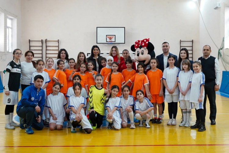 Azərbaycan millisinin futbolçuları məktəbdə şagirdlərlə görüşdülər