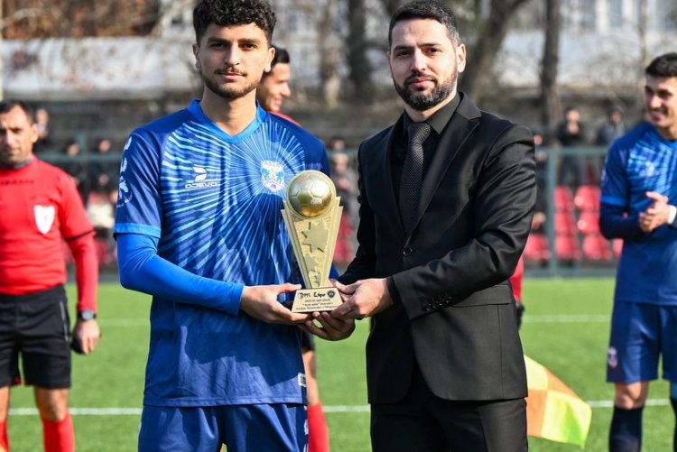 Peşəkar Futbol Liqası bölgə klubunun üzvünü mükafatlandırdı
