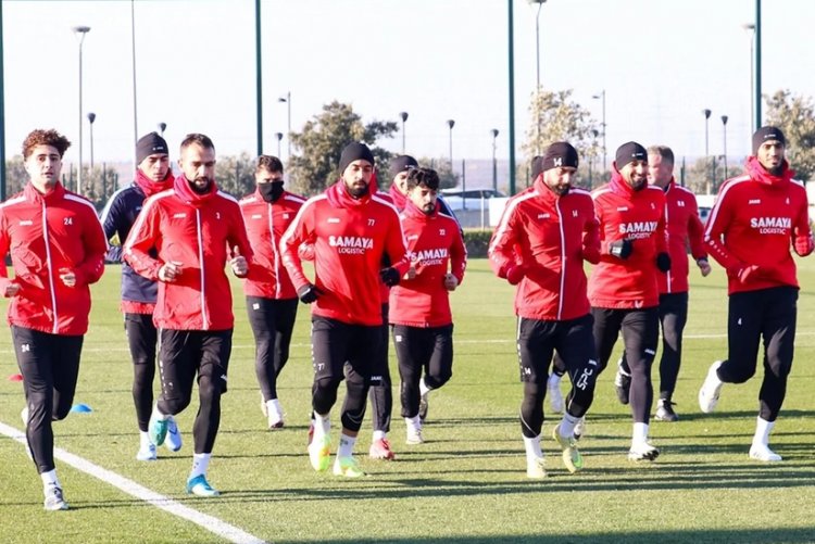  "Araz-Naxçıvan"da yeni baş məşqçi işinəə 12 futbolçu ilə başladı