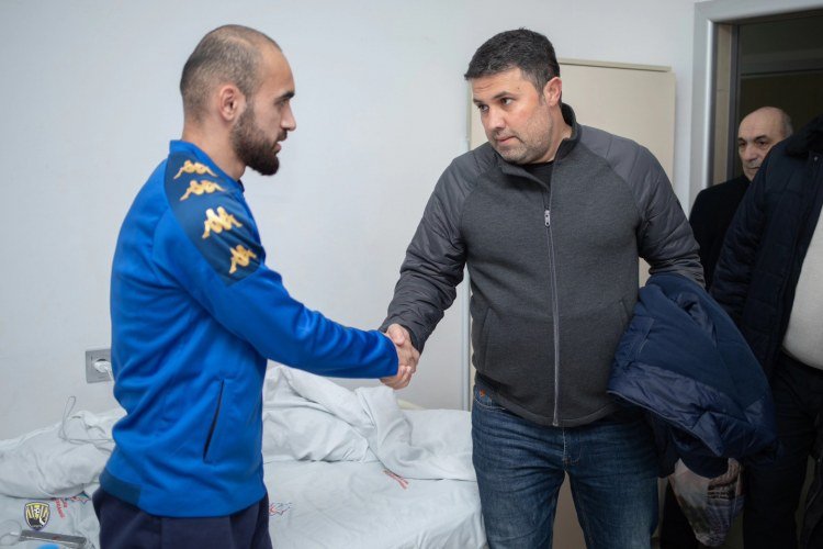  Azər Bağırov bir neçə gün əvvəl bıçaqlanan Vyesəli ziyarət etdi