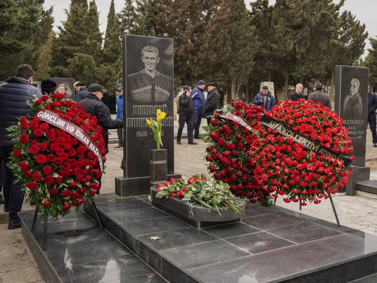  FOTOLAR: AFFA rəhbərliyi Anatoli Banişevskinin məzarını siyarət etdi