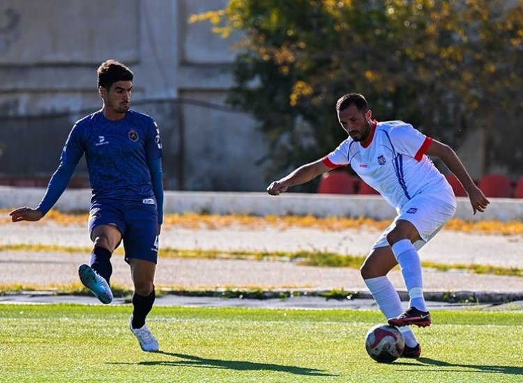  37 yaşlı keçmiş bombardir 150-ci matçında 70-ci qolunu vurdu