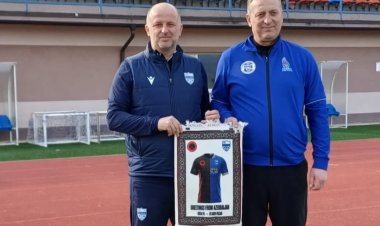 "Difai"dən Serbiyaya yollanıb Nenad Lalatoviçə "Qarabağ"ın formasını hədiyyə etdi - FOTO