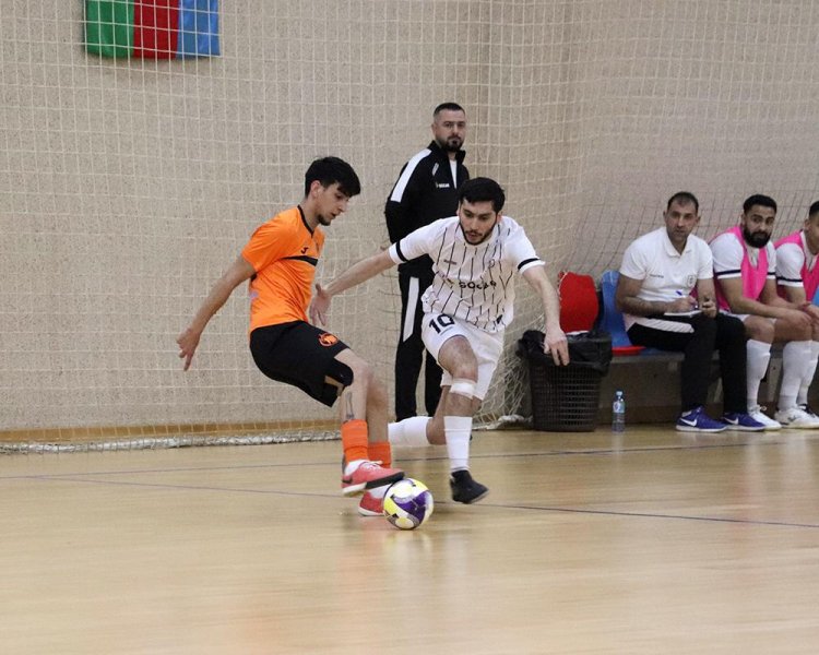  Son çempion rəqib qapısından 13 cavabsız top keçirdi - 14-cü tur