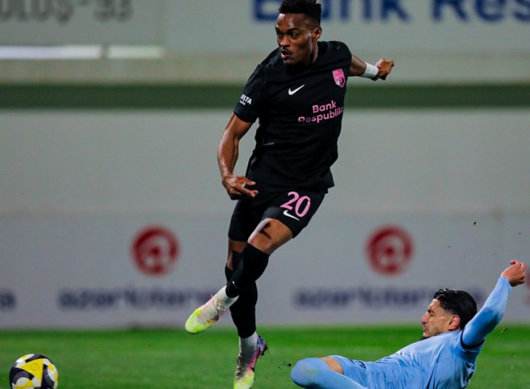 Coy Lens Mikels sabiq "Neftçi"li forvard Bahodir Nasimova çatdı 