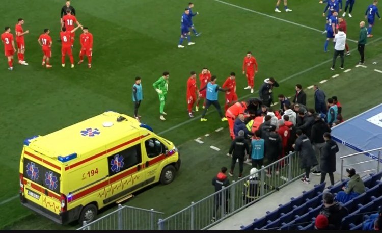  Türkiyə yığmasının baş məşqçisi yerə yıxıldı, oyun yarımçıq qaldı