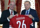  FİFA prezidenti Rəcəb Tayyib Ərdoğana forma hədiyyə etdi
