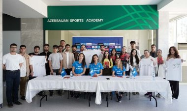 Azərbaycan millisinin üzvləri AİA-da azarkeşlərlə görüş keçiriblər