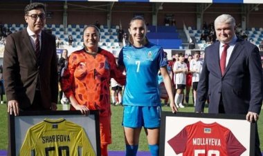 Nazir və baş katib millimizin üzvlərinə hədiyyə təqdim etdi 