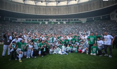 "Bursaspor" çempion olub 4 illik aradan sonra 1-ci Liqaya yüksəldi