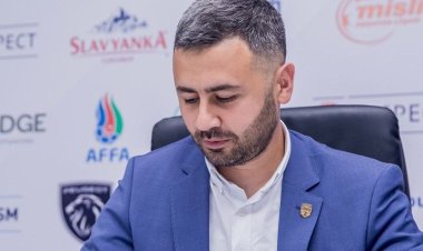 ŞOK! "Sabah" rəsmisi fasilədə hakimlərin üstünə şığıyaraq təhdid edib