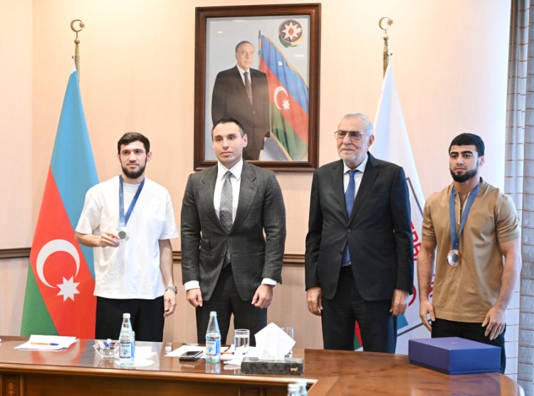 Olimpiya mükafatçılarımızın medalları yenisi ilə əvəz olundu