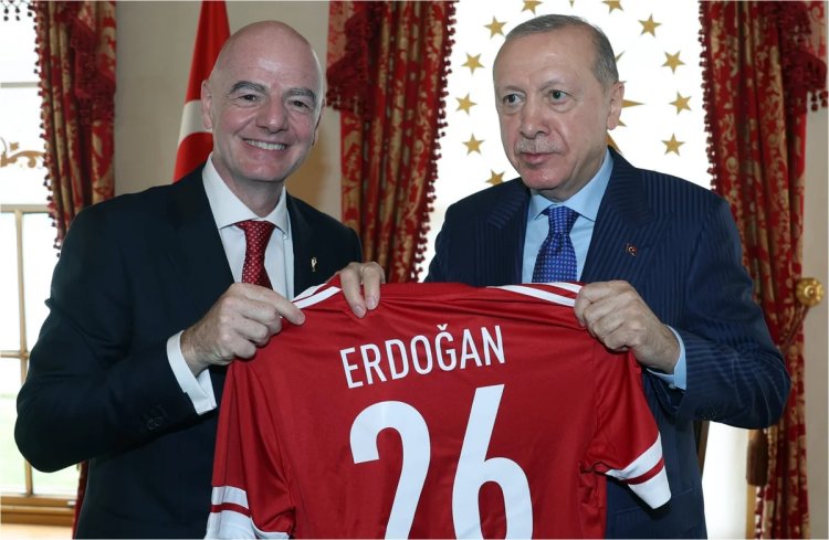  FİFA prezidenti Rəcəb Tayyib Ərdoğana forma hədiyyə etdi