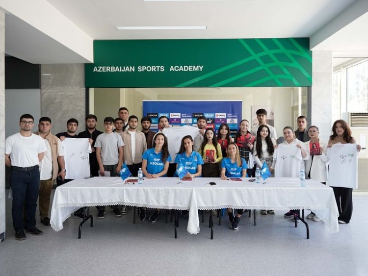 Azərbaycan millisinin üzvləri AİA-da azarkeşlərlə görüş keçiriblər