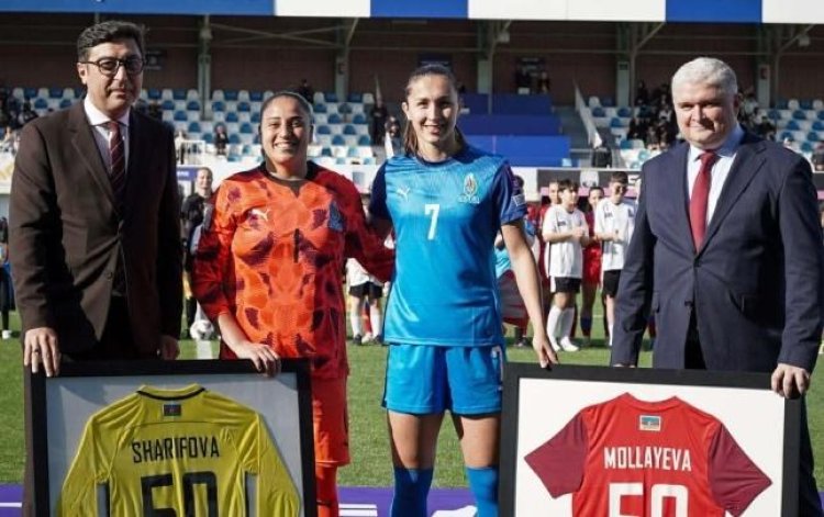 Nazir və baş katib millimizin üzvlərinə hədiyyə təqdim etdi 